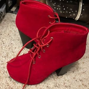 Suede ankle red boots with shoelace